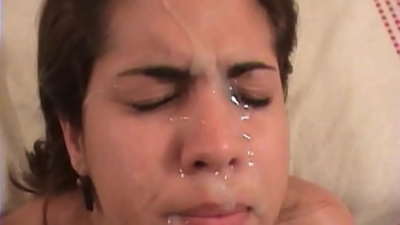 Graži lotynų brunetė užsiima šiurkščiu seksu